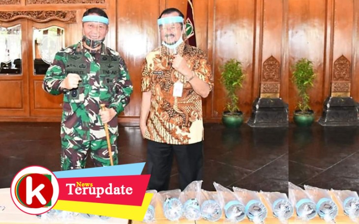 Danrem 074/Warastratama Brigjen TNI Rafael Granada Baay menyerahkan bantuan face shield kepada Gugus Tugas Covid 19 Kota Surakarta yang diterima Wakil Walikota Surakarta Achmad Purnomo di Balaikota Surakarta. (Foto lstimewa)