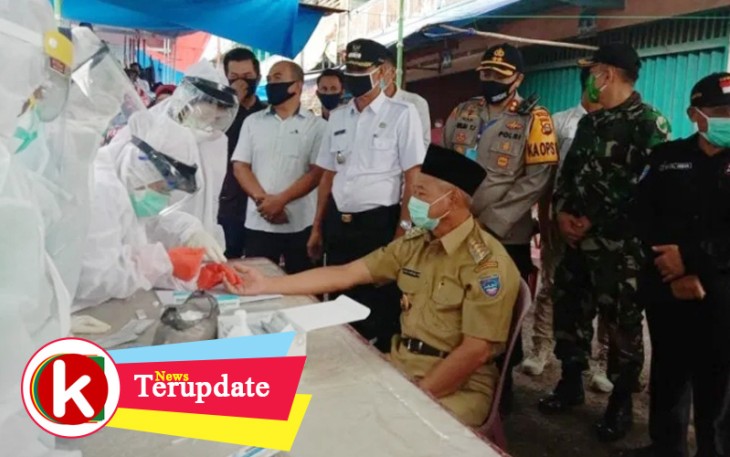 Bupati Oku Timur HM Kholid Mawardi saat mengikuti Rapid Test di Desa pasar Gumawang