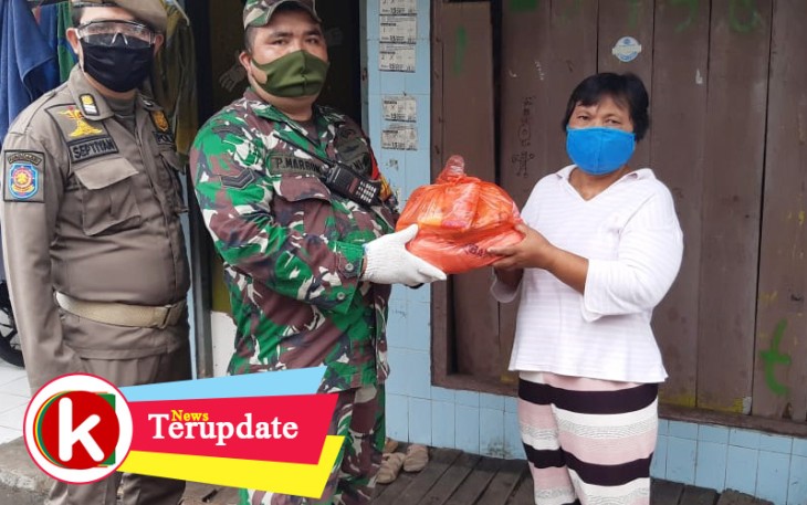 Babinsa Koramil 02/Sawah Besar Bagikan Sembako Swadaya Koramil