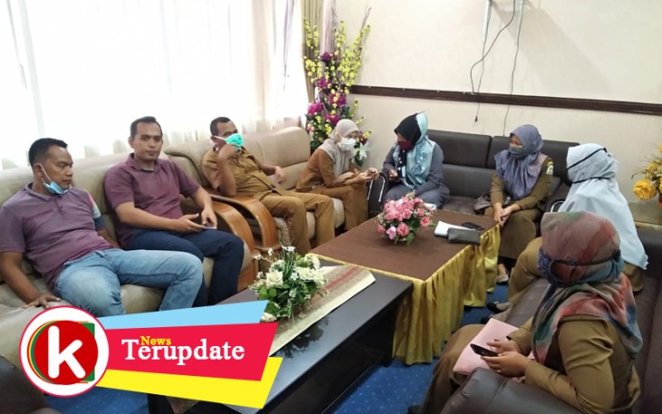 Para Honorer Dinas Lingkungan Hidup Aceh Singkil yang dirumahkan diruang tunggu hendak menemui Bupati Dulmusrid.