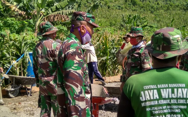 Anggota TNI yang Melaksanakan Pekerjaan TMMD Diberi Arahan dalam Pengerjaan