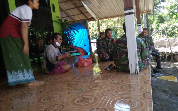Sunyahni Berikan Suguhan Kopi dan Pisang Kepada TNI