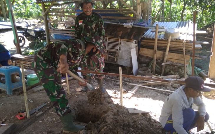 TNI dan Warga Gali Tanah untuk Pembuatan MCK Sugeng