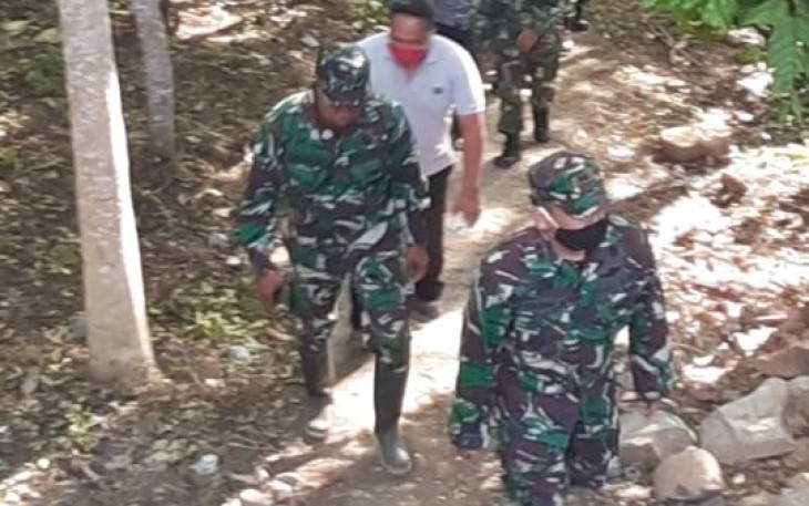 Dandim 0807/Tulungagung Susuri Lokasi TMMD dengan Jalan Kaki