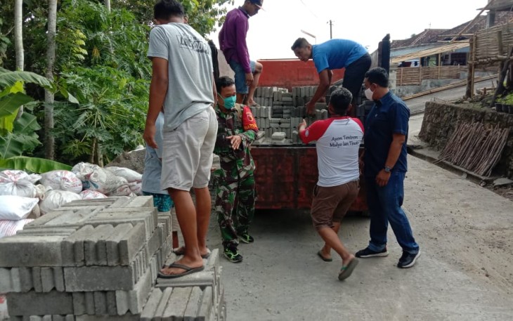 Rumah Wiji DIlakukan Pengedropan Batu Batako Bahan Rumah