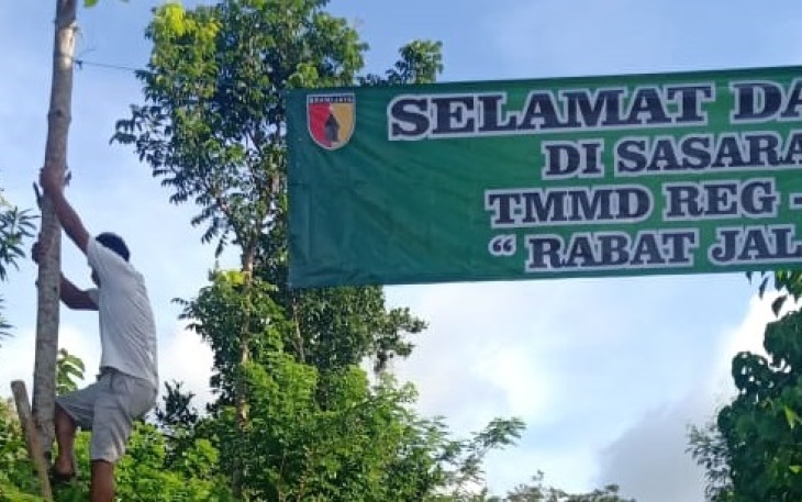 Katmani Panjat Pohon Tali Spanduk