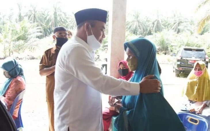 Bupati Labuhanbatu H. Andi Suhaimi Dalimunthe ST MT saat memberikan sambutan di acara penyerahan BLT Dana Desa