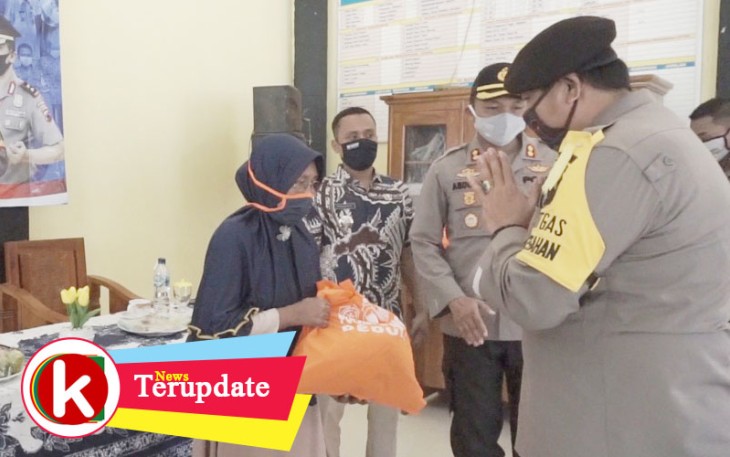 Polres Batang Bagikan 200 Paket Sembako ke Warga Kurang Mampu Terdampak Covid-19