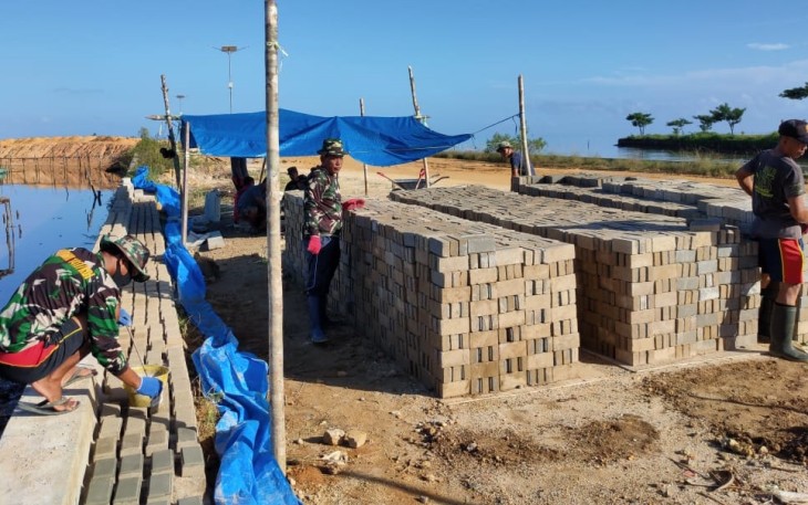 Satgas TMMD 108 Buat Paving Block Sendiri