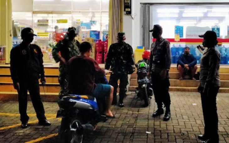Aparat Gabungan TNI-Polri Tegur Warga Tak Gunakan Masker