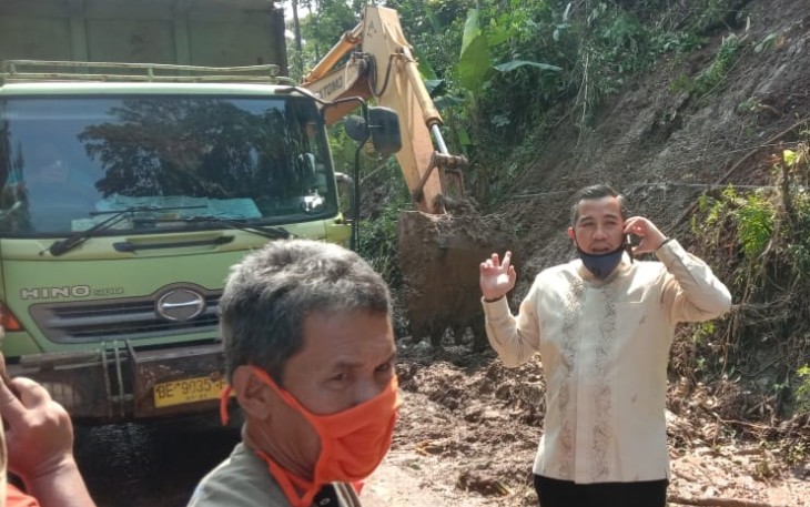 Bupati Pesawaran Turunkan Alat Berat Singkirkan Material Longsor di Jalan