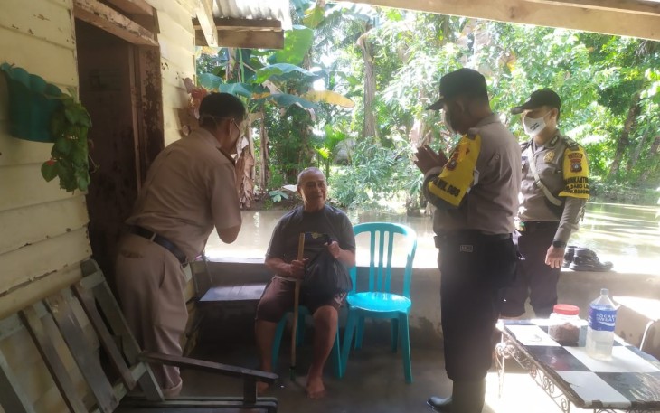 Polsek Dabo Singkep Berikan Bantuan ke Korban Banjir