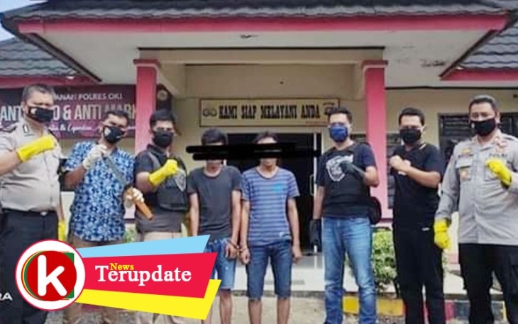 Dua begal (tengah diborgol) saat diamankan beserta barang bukti sajam