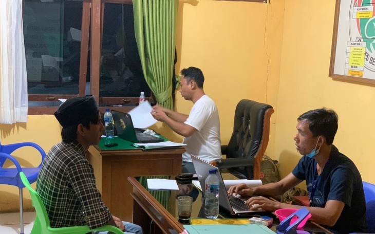 Tersangka saat diperiksa penyidik