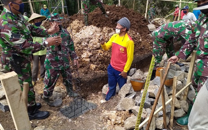 Serma Slamet Bersama Warga Desa Ngepoh Mulai Penggalian Pondasi Mushola