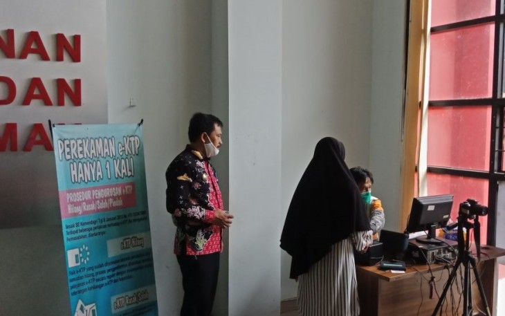 Kadisdukcapil Yusrizal S.Sos.MM saat memantau perekaman KTP-el