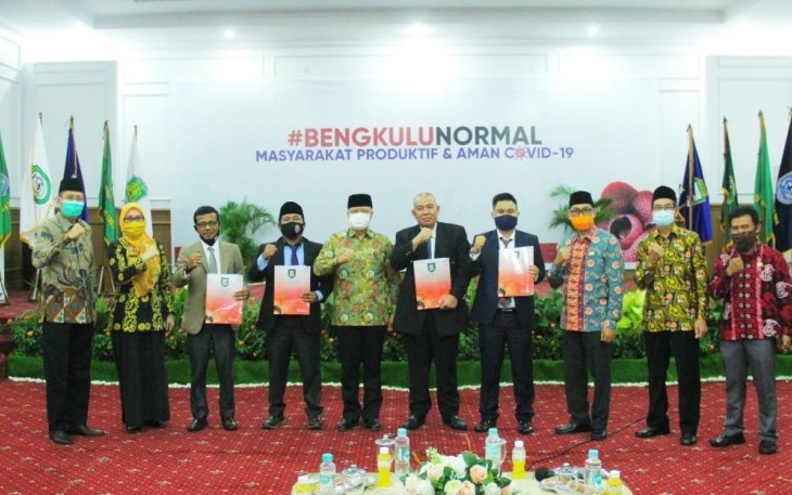 Tim Konsultan Hukum Pemprov Bengkulu saat terima SK