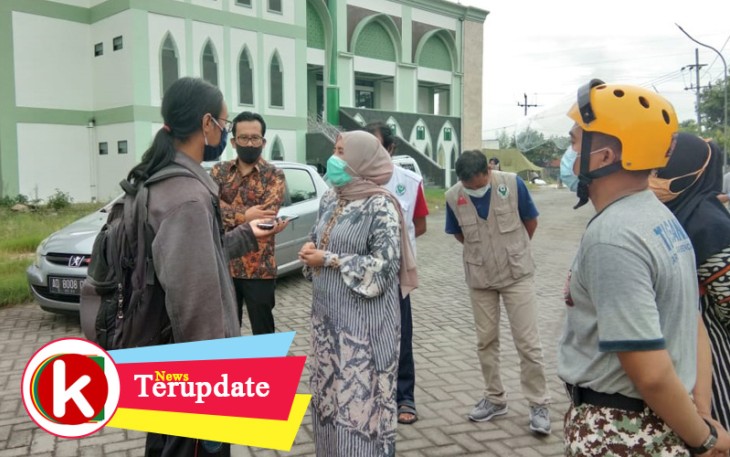 Wakil Ketua DPRD Jatim Anik Maslacha saat melihat kondisi di daerah terkait penanganan pasien covid-19 yang didampingi Wakil ketua Komisi E DPRD Jatim Hikmah Bafaqih dan Adib Makarim pimpinan DPRD Tulungagung