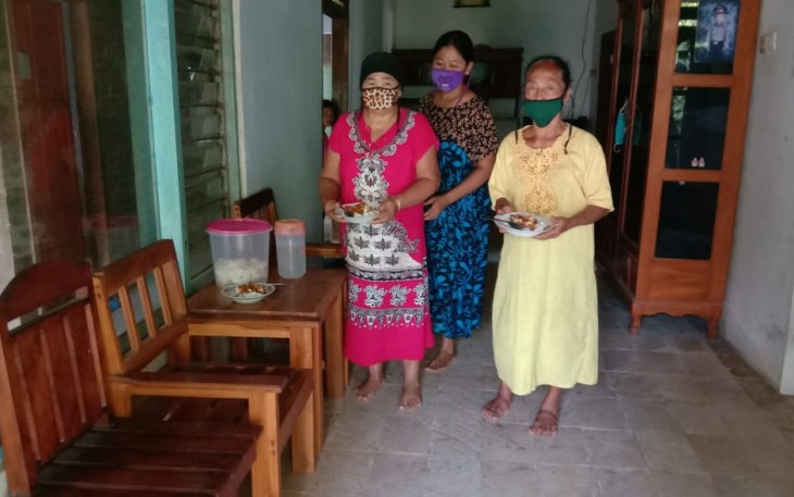 Ibu-Ibu Warga Desa Ngepoh Ucapkan Terimakasih dengan Ini