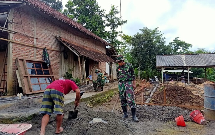 TNI dan Warga Asyik Berjibaku Pengadukan Bahan Bangunan