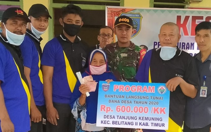 Warga Desa Tanjung Kemuning OKU Timur Terima BLT Tahap Kedua
