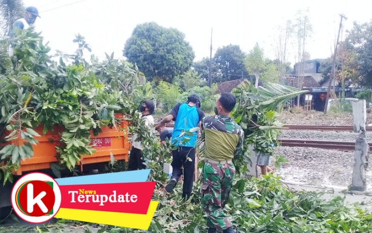 Kegiatan kerja bakti massal di lingkungan Kelurahan Sondakan Laweyan Kota Solo Jawa Tengah.