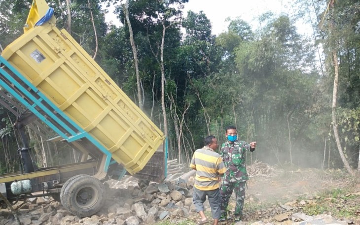 Babinsa Ikut Monitor Jalannya Pengedropan
