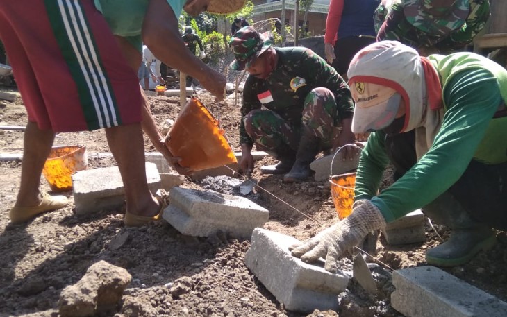TNI dan Warga Membuat Pondasi Rumah