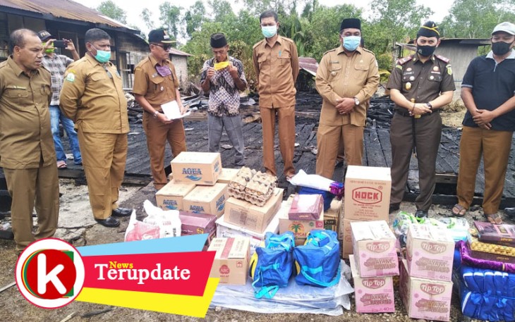 Bupati Aceh Singkil Dulmusrid didampingi Wakil Bupati Sazali bersama Kajari dan Para Kepala Dinas setempat dan Camat Singkil saat menyerahkan bantuan masa panik kepada korban kebakaran Singkil.