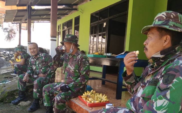 Nikmatnya Serda Jaeni Makan Pisang Saat Istirahat