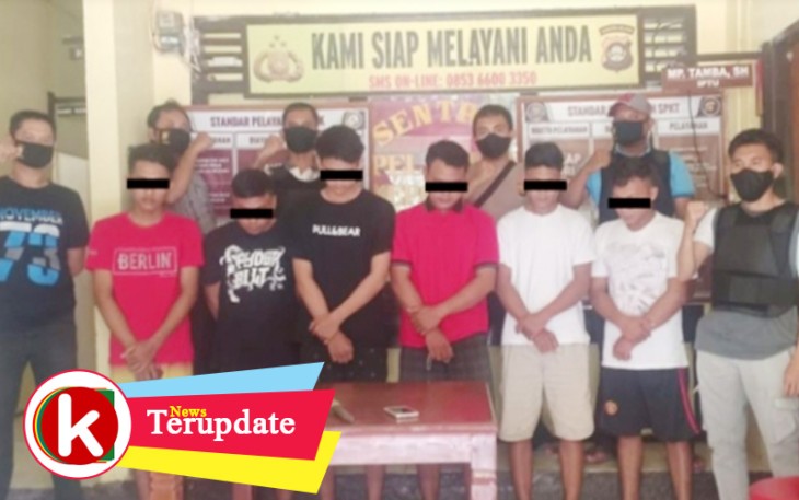 6 Pemuda Menyerahkan Diri saat menyerahkan diri ke Polisi