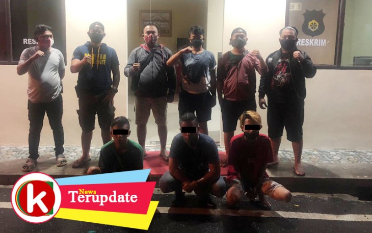 3 Tersangka (jongkok diborgol) saat diamankan polisi