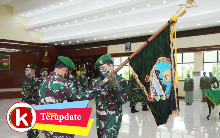  Sertijab Danrem 074/Warastratama dari Brigjen TNI Rafael Granada Baay kepada Kolonel Inf Rano Tilaar di Aula Makodam IV/Diponegoro.