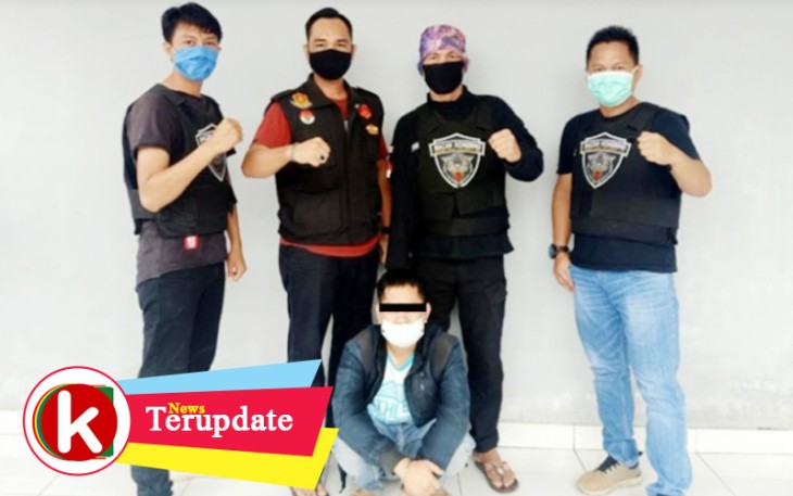 Tersangka (jongkok diborgol) saat diamankan