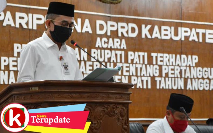 Bupati Haryanto ketika memberikan sambutan dlam rapat paripurna