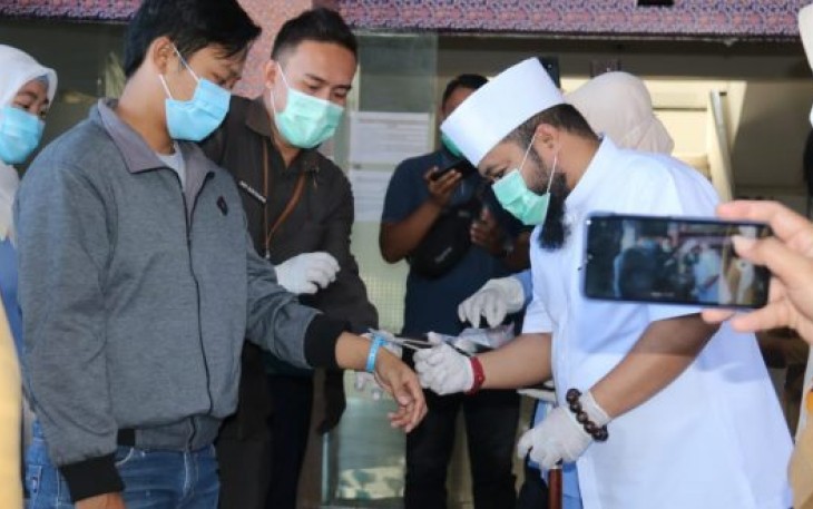 Wali Kota Bengkulu Helmi Hasan Lepas Pasien Yang Sembuh Dari Virus Corona 