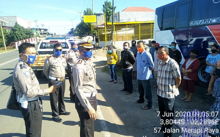 Polda Bengkulu Beri Penyuluhan dan Edukasi Serta Bantuan ke sejumlah sopir dan kernet bus