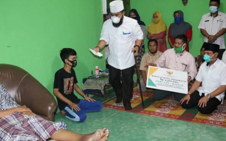 Wali kota Bengkulu Helmi Hasan Jenguk Warganya Yang Sakit Diabetes 