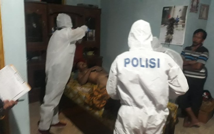 Petugas saat menangani mayat korban (foto: Istimewa)