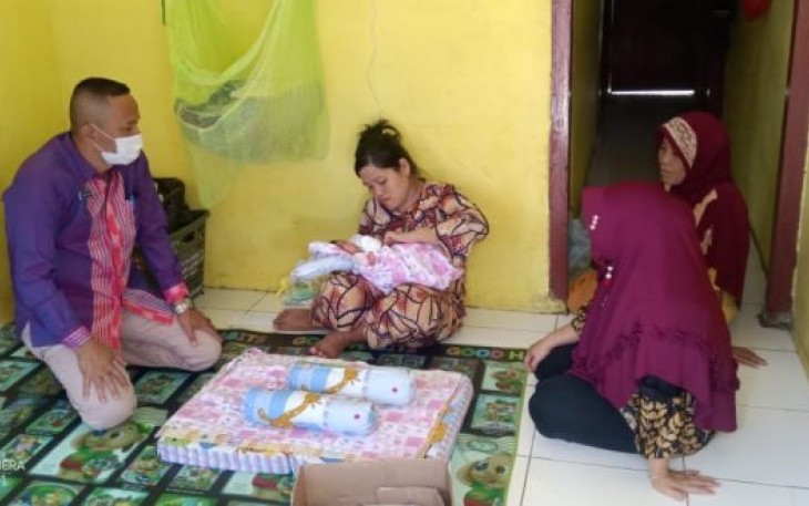Kepala Dinas Damkar Kota Bengkulu Saipul Apandi Berikan Bantuan Untuk Aisyah Bayi Penderita Omphalocele