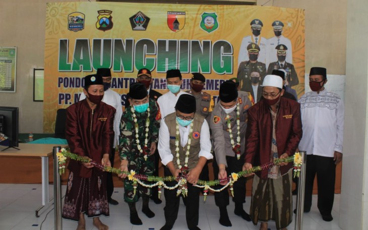 Bupati Rijanto ketika Mamotong Tali Penanda Launching Pondok Pesantren Tangguh Semeru di Ponpes Mambaus Shalihin 2 Blitar