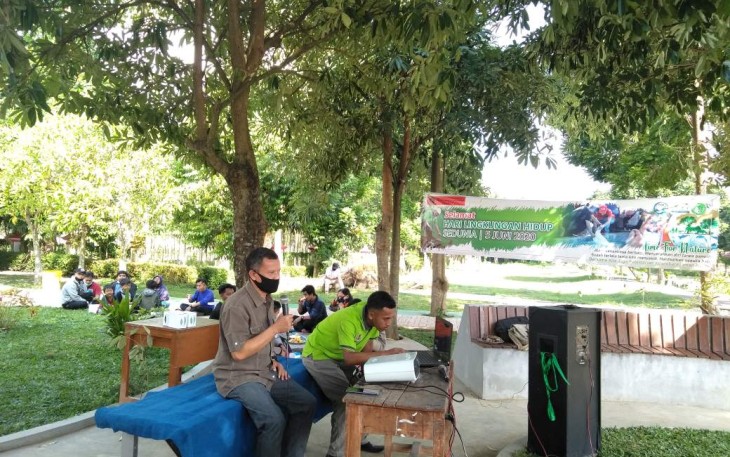 Kepala DLH Pemkab Blitar Krisna Triatmanto saat Menyampaikan Materi di Acara Webinar (foto: Faisal NR / Klikwarta.com) 