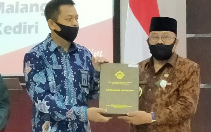 Walikota Blitar Santoso (kanan) ketika Menerima Penghargaan WTP dari BPK