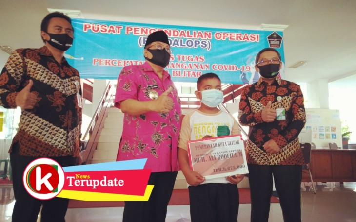 Walikota Blitar Santoso (dua dari kiri) ketika menyerahkan secara simbolis kepada penerima manfaat (foto: Faisal NR / Klikwarta.com) 