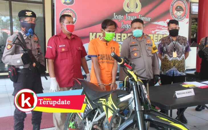 Polisi Menunjukkan Pelaku dan Barang Bukti saat Konferensi Pers Dihadapan Awak Media 