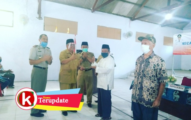 Walikota Santoso saat Menyerahkan Sertipikat Tanah kepada Masyarakat (foto: Faisal NR / Klikwarta.com) 