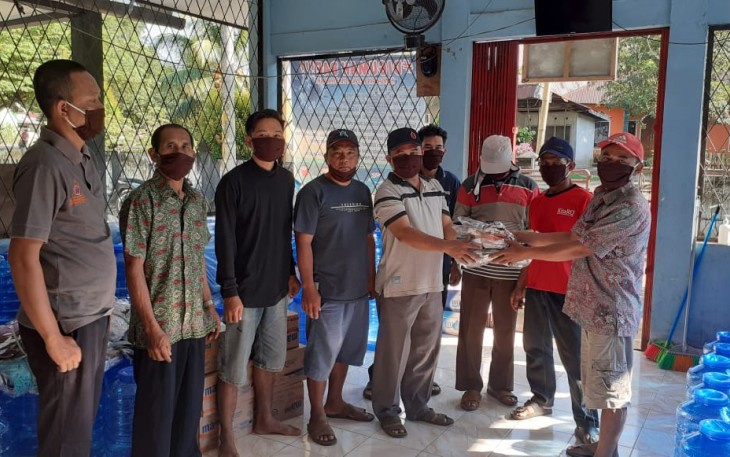 Kepala Desa Air Periukan Hajral Askani Menyerahkan Masker Kain Pada Warga Secara Simbolis 
