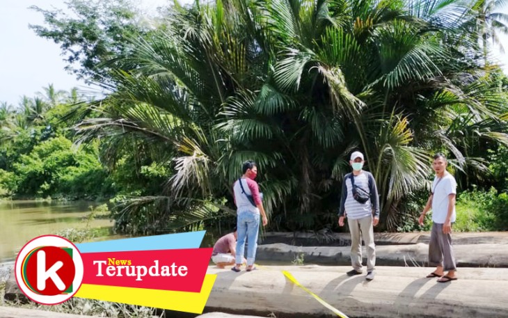 Tim kepolisian saat tinjau lokasi tercecernya kayu gelondongan