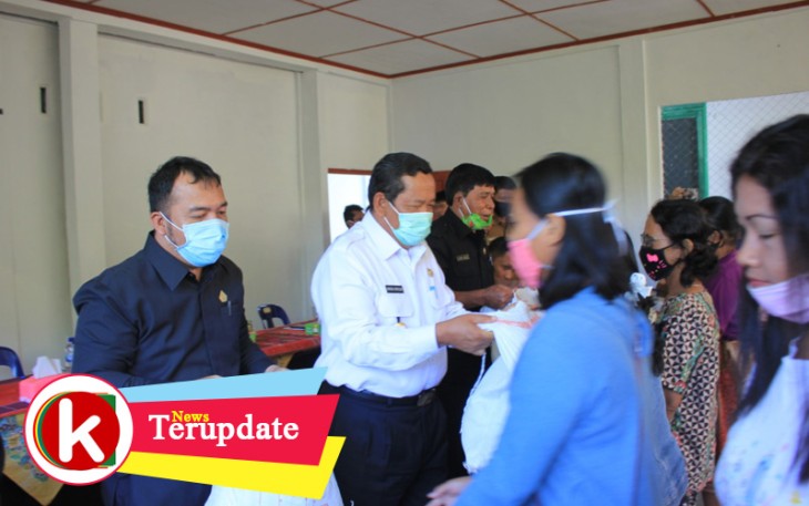 Pemkab Samosir saat Beri Bibit Sayuran ke Warga