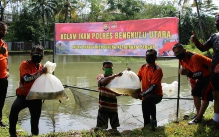 Polres Bengkulu Utara Polda Bengkulu Lepas 12.000 Bibit Ikan